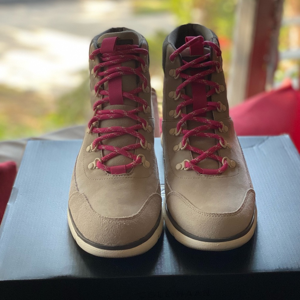 HIKING BOOTS 🥾 NWB